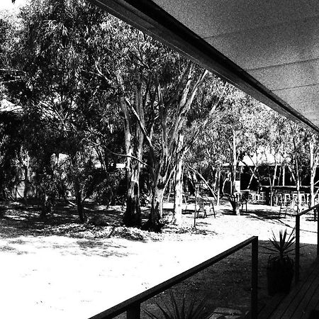Under The Mount Motel Melrose Exterior photo