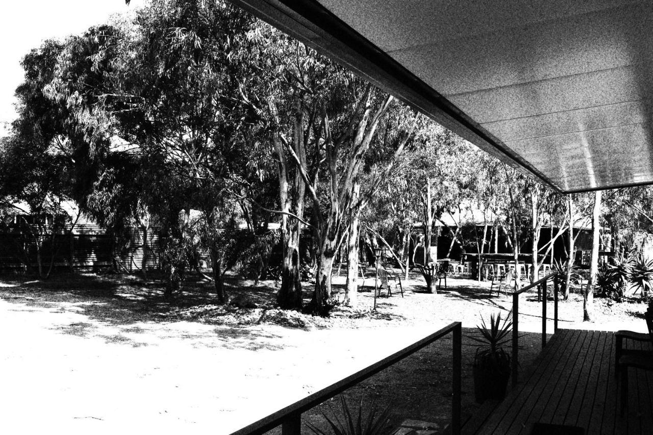 Under The Mount Motel Melrose Exterior photo